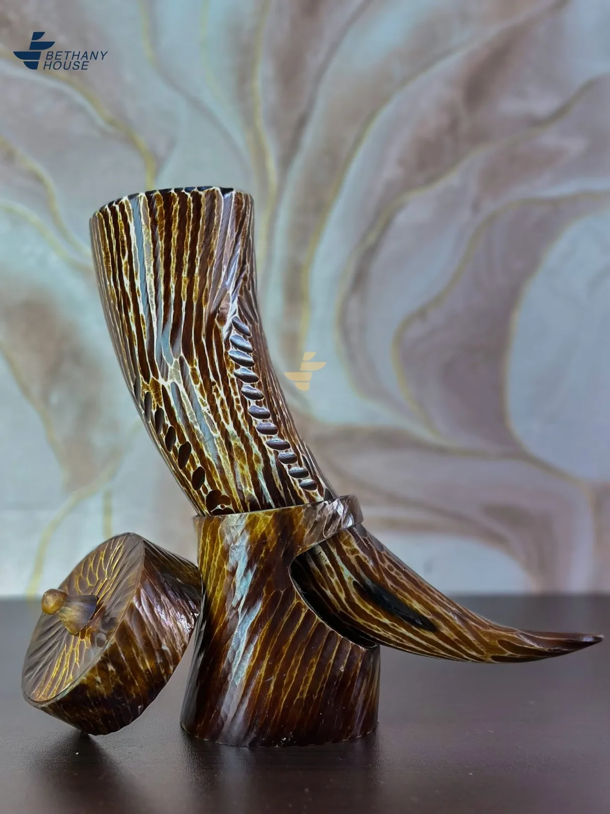 Anointing horn